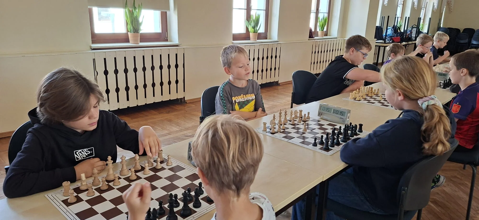 Kinder denken bei einer Schachpartie bei den Kreisjugendspielen im Schulschach nach