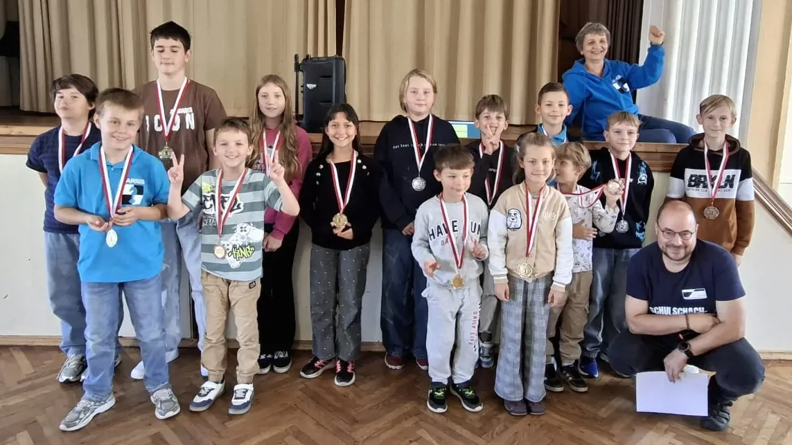 Medaillengewinner und Betreuende bei den Kreisjugendspielen Schulschach 2026 im Kulturhaus Wintersdorf