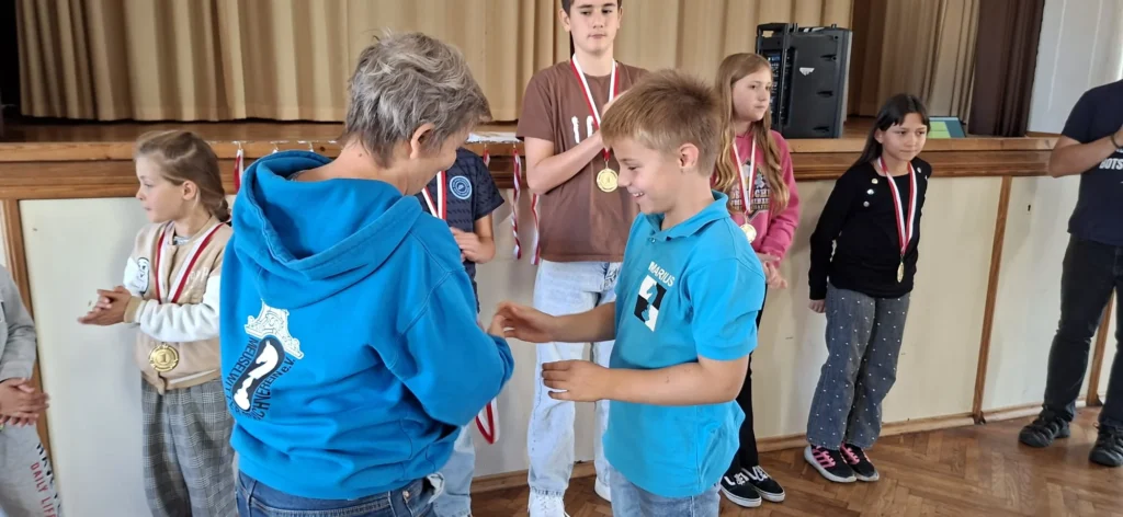 Marius erhält bei der Siegerehrung der Kreisjugendspiele 2026 im Kulturhaus Wintersdorf eine Medaille.