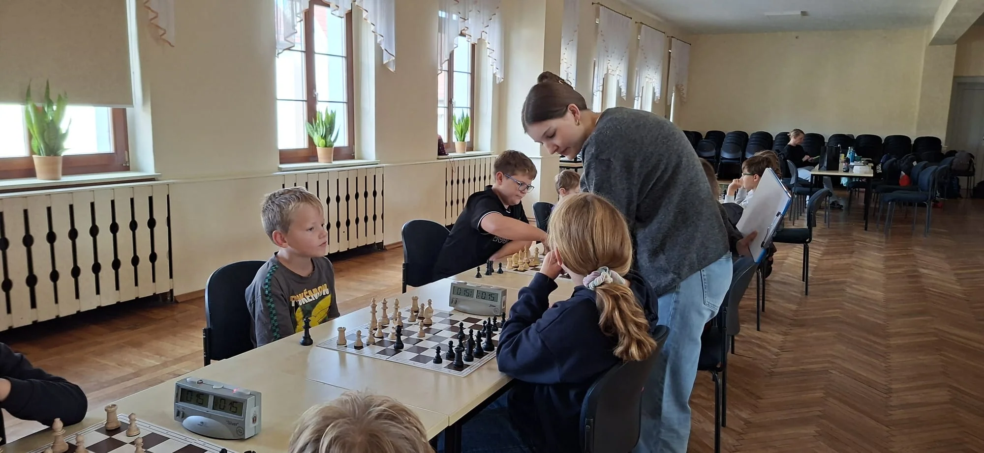 Sophia unterstützt Kinder während der Kreisjugendspiele im Schulschach