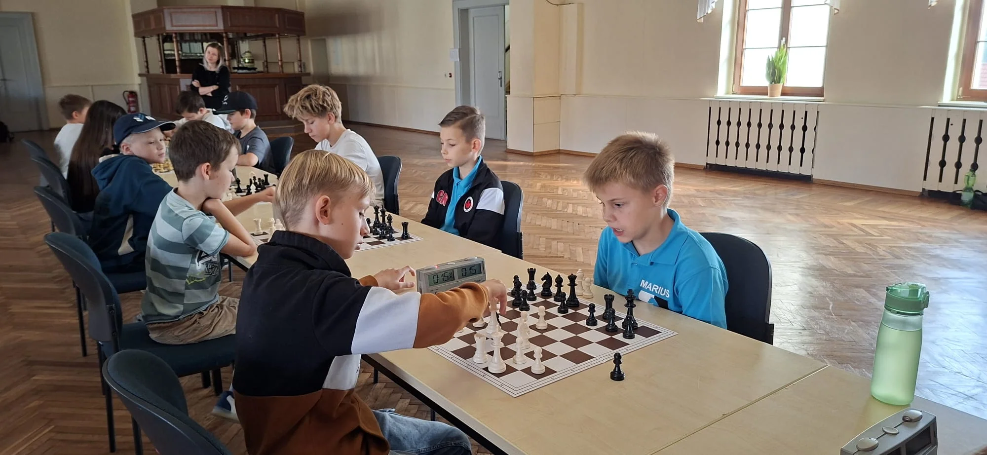 Zwei Nachwuchsschachspieler während einer Partie im Kulturhaus Wintersdorf