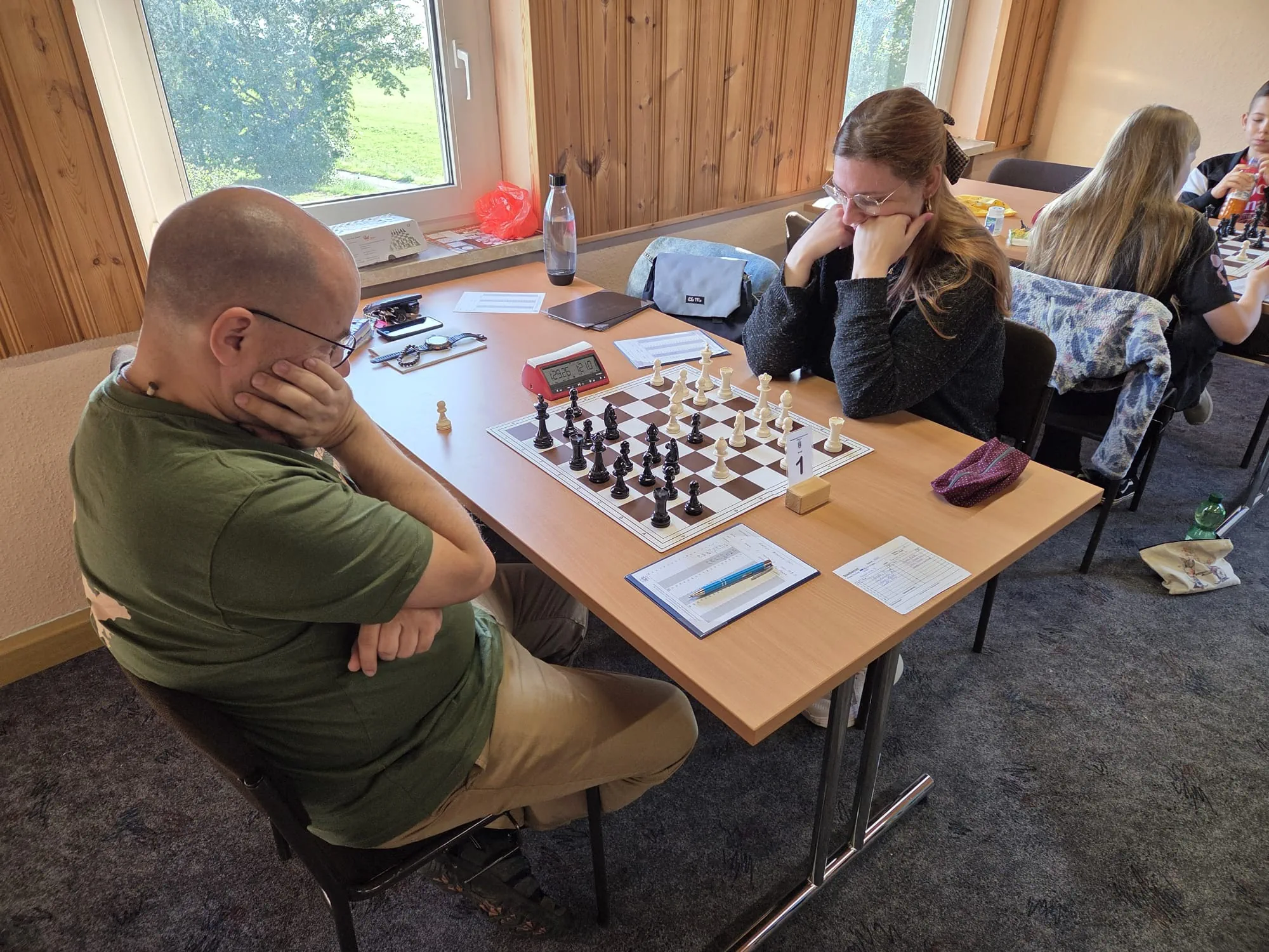 Frank Große gegen Laura Kirste am ersten Brett im vereinsinternen Kreisliga-Duell