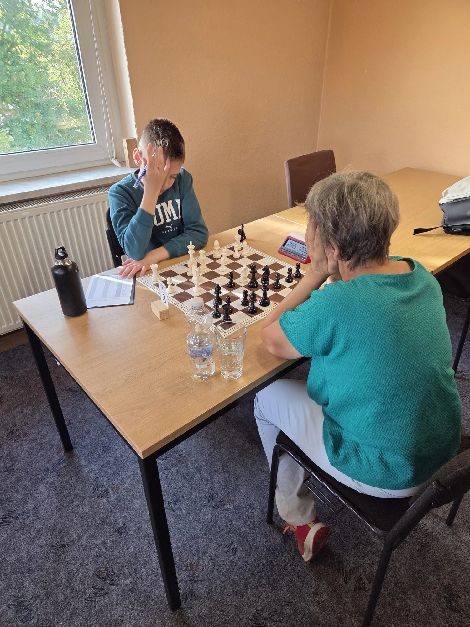 Anke Kohl gegen Emil Pohle am dritten Brett im vereinsinternen Kreisliga-Duell