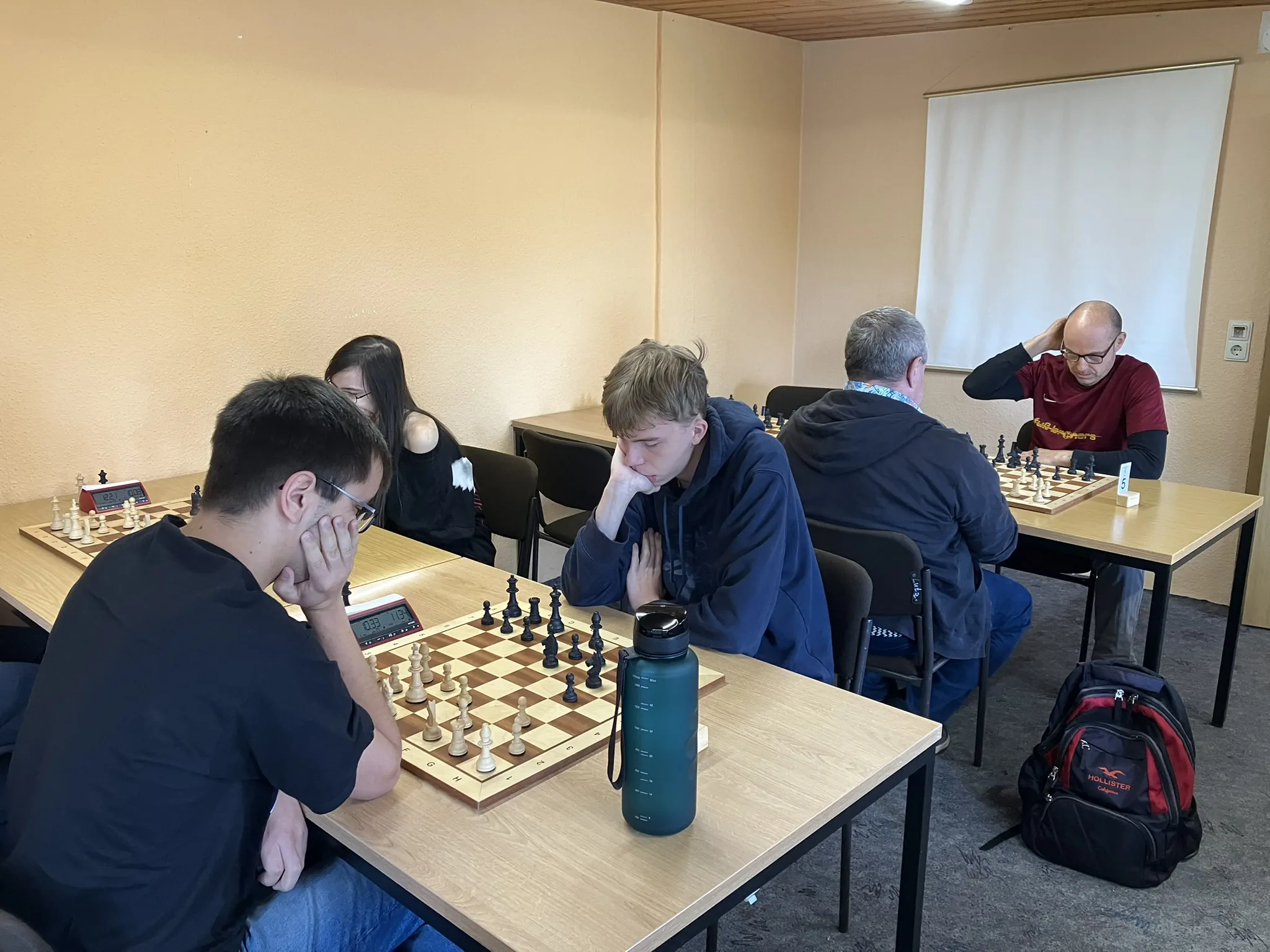 Teilnehmer während einer umkämpften Schach960-Partie bei der Thüringer Meisterschaft 2026 in Meuselwitz.