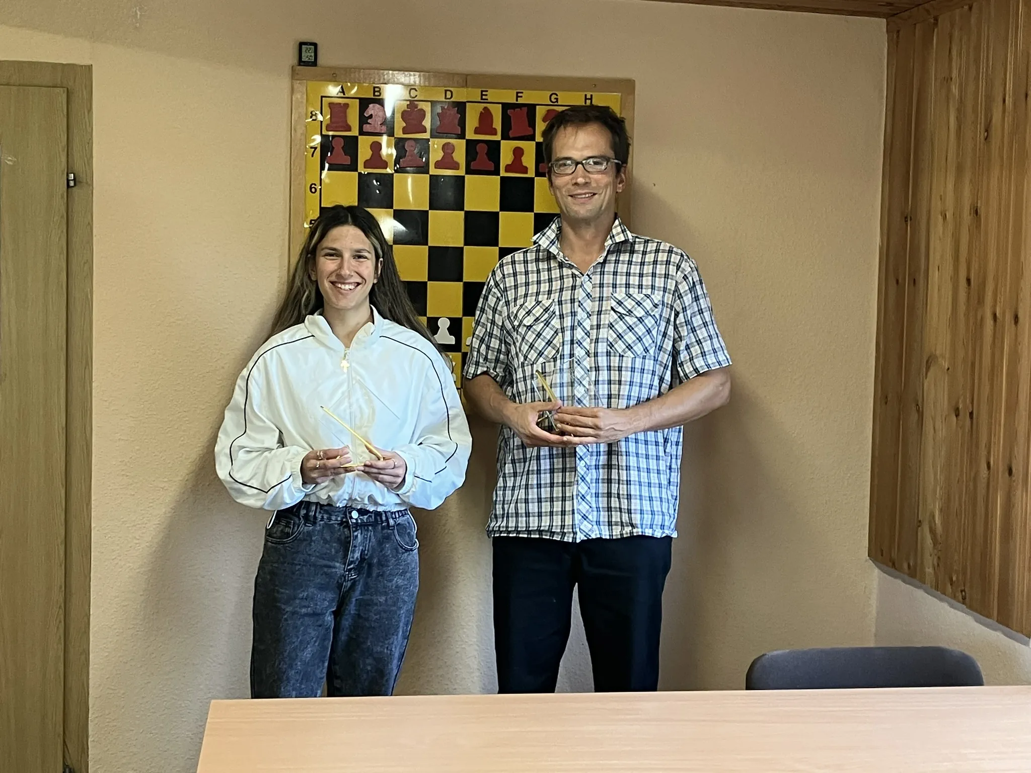 Gabriela Ignatova und Robin Jacobi mit ihren Pokalen als Thüringer Schach960-Meister 2026.
