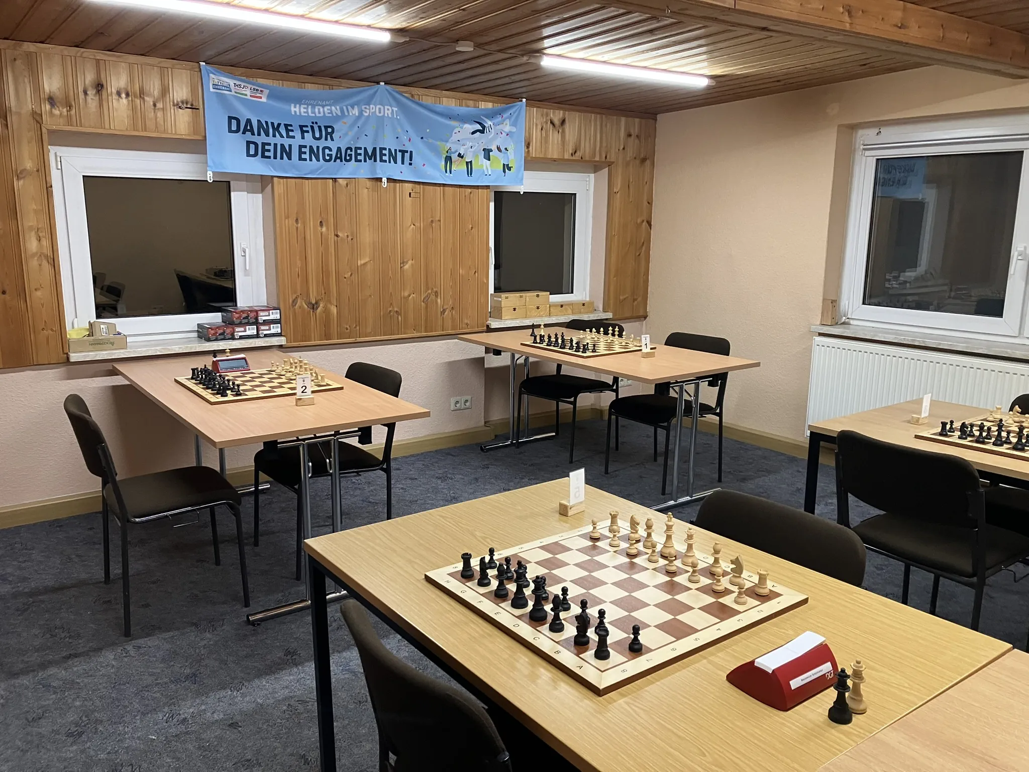 Vorbereiteter Spielsaal des Meuselwitzer Schachvereins vor Beginn der Thüringer Schach960-Meisterschaft 2026.