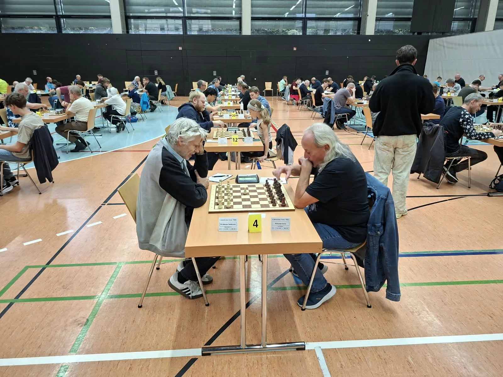 Johannes Sondermann während einer Partie beim Albrecht-Beer-Open 2026 im großen Turniersaal