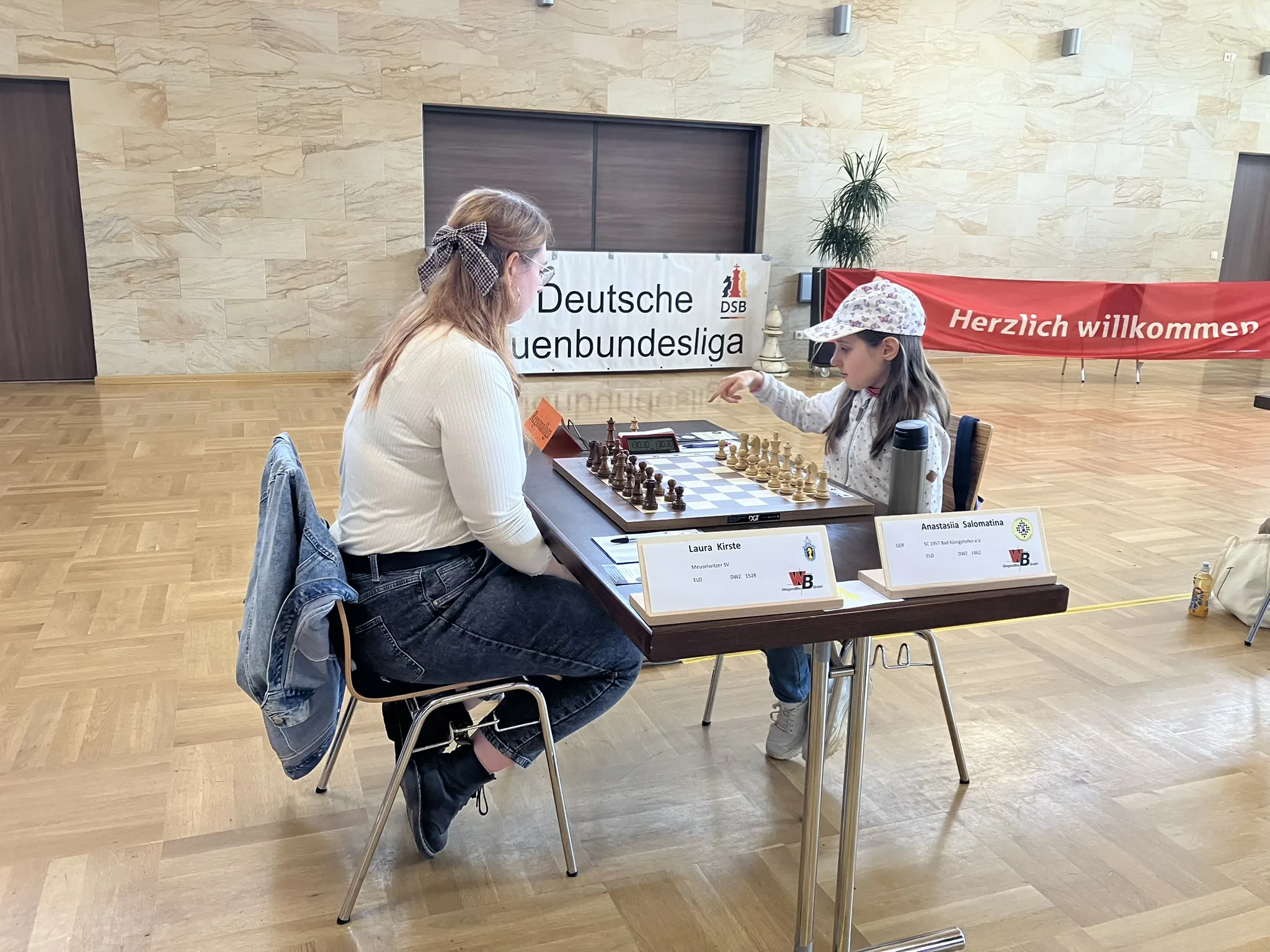 Laura Kirste gegen Anastasiia Salomatina in der Frauen-Regionalliga Südost