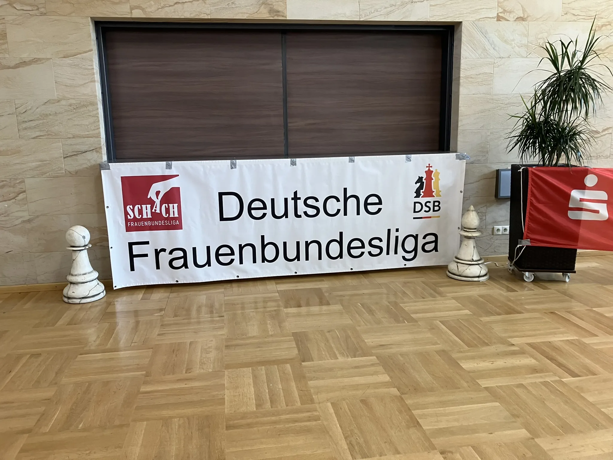Banner der Deutschen Frauen-Bundesliga im Spielsaal in Bad Königshofen