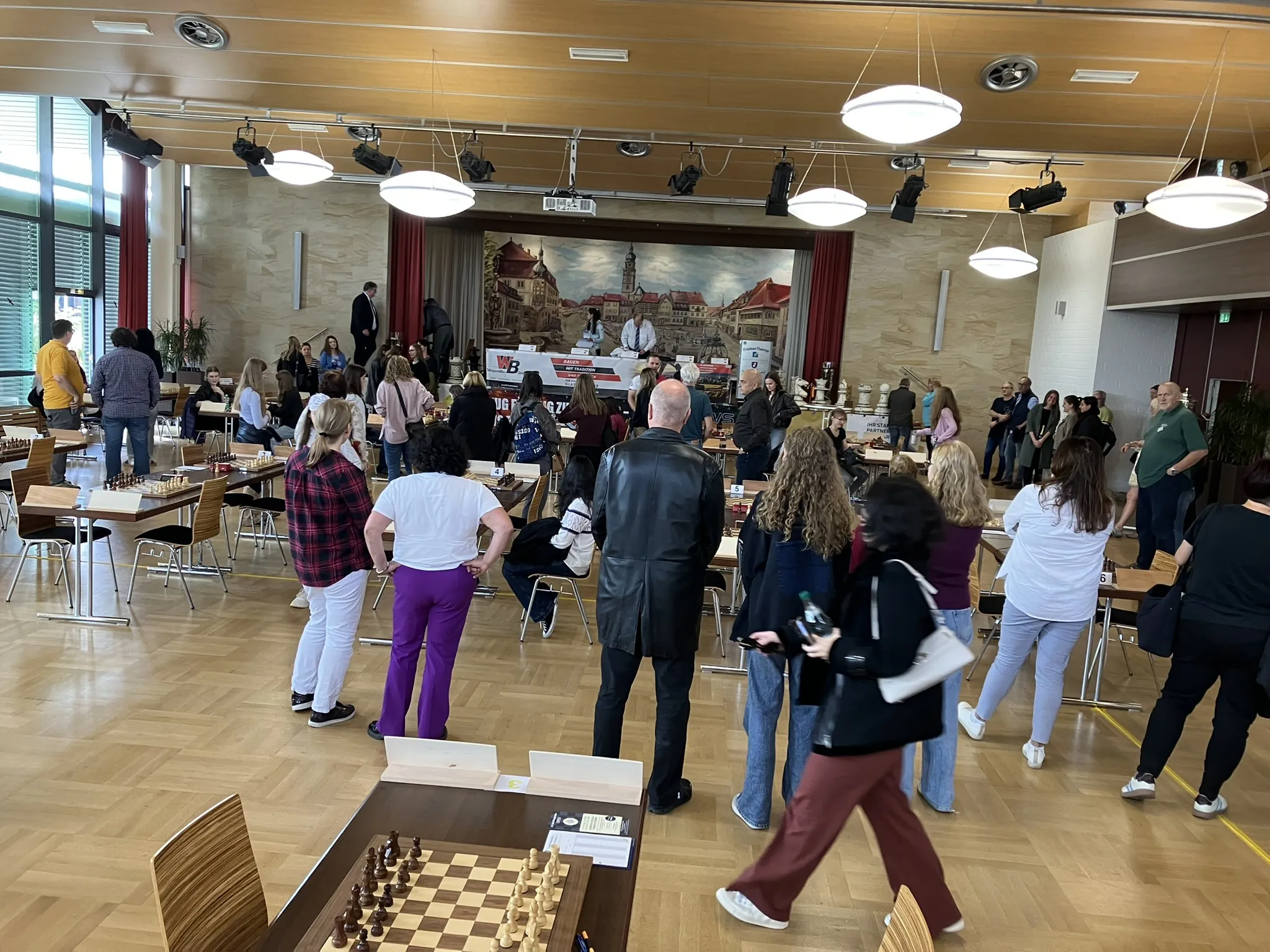 Spielsaal in Bad Königshofen vor Beginn der Frauen-Schachwettkämpfe