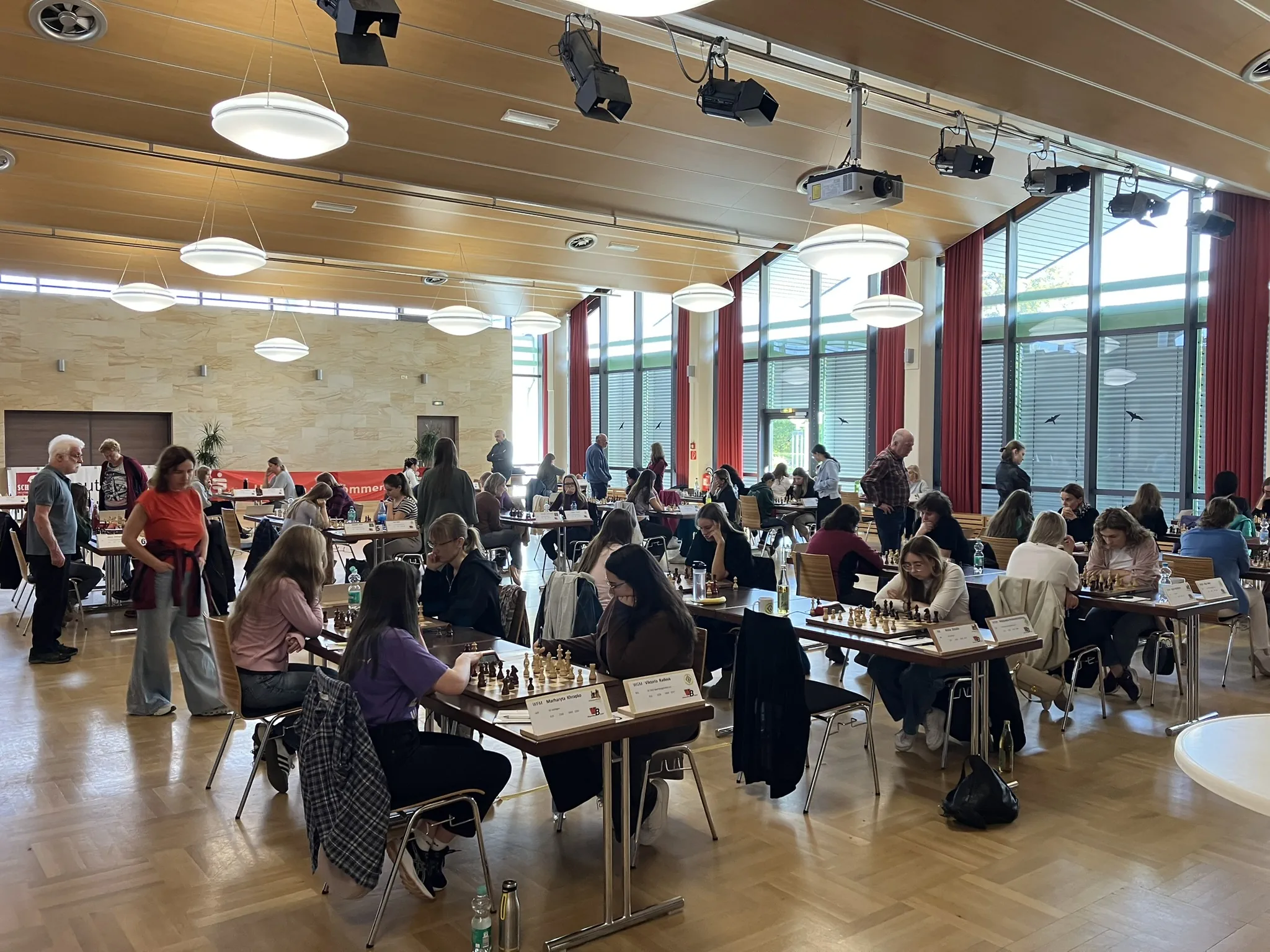 Voll besetzter Spielsaal während der Frauen-Schachwettkämpfe in Bad Königshofen