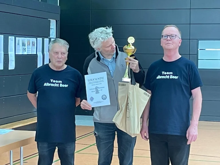 Johannes Sondermann mit Pokal und Urkunde als Thüringer Einzelmeister 2026
