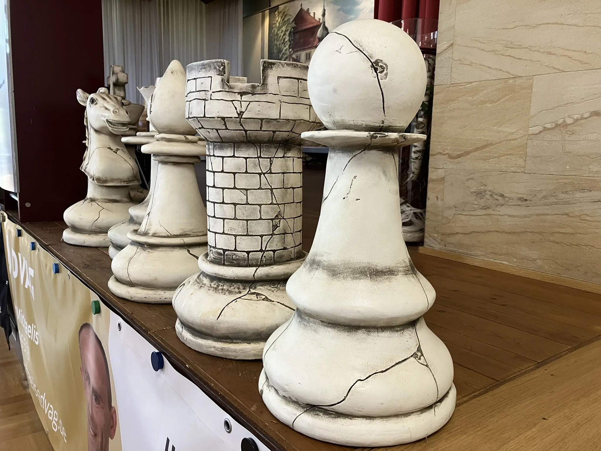 Große dekorative Schachfiguren im Spielsaal in Bad Königshofen