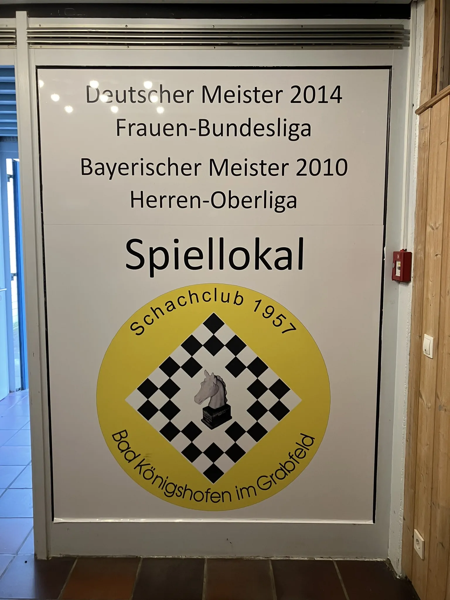 Hinweistafel zum Spiellokal des Schachclubs Bad Königshofen