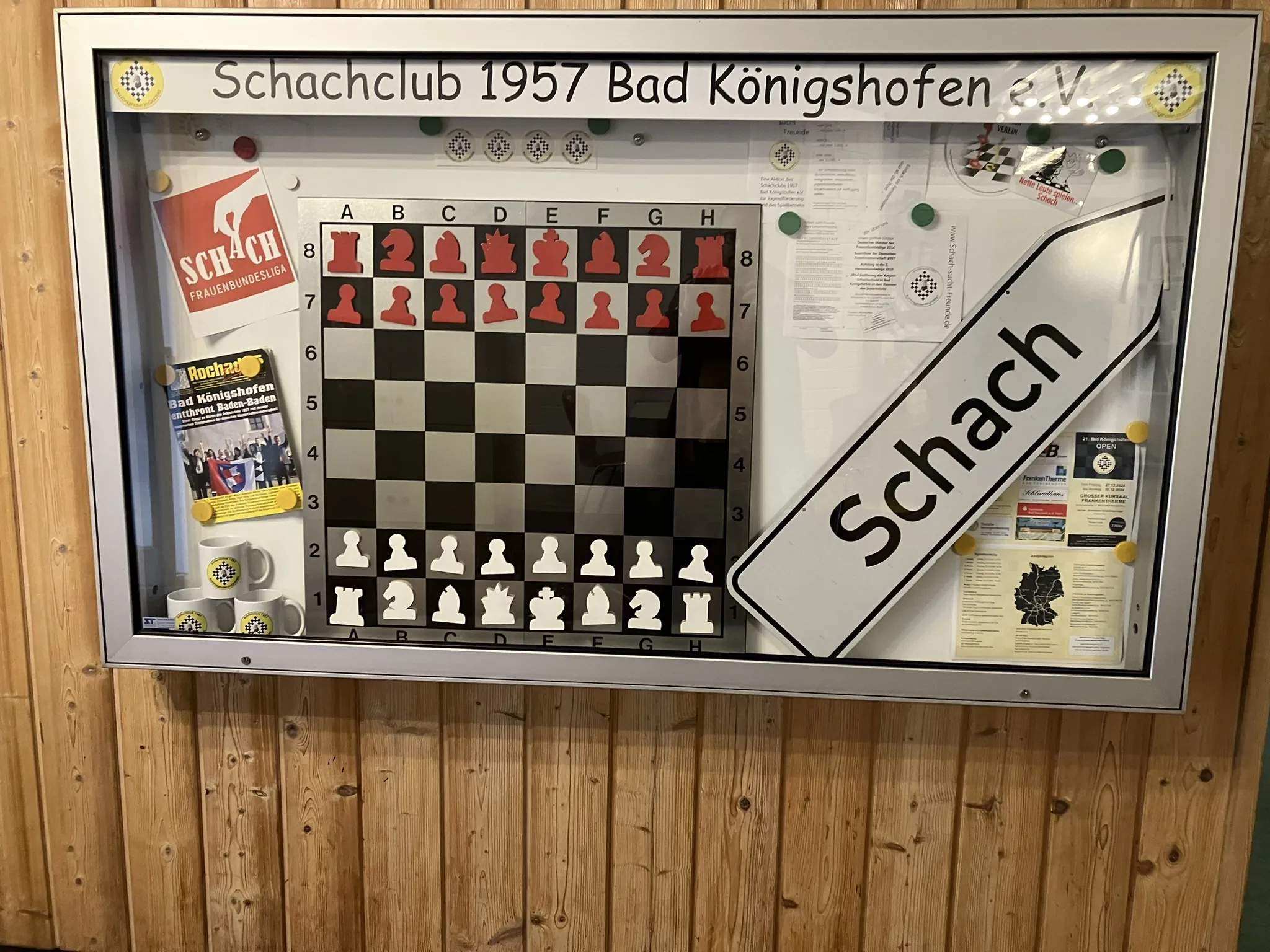 Vereinsvitrine des Schachclubs 1957 Bad Königshofen